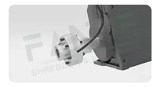 Individuell anpassbarer Netzstecker für den Mini-Häcksler für einen sicheren elektrischen Anschluss