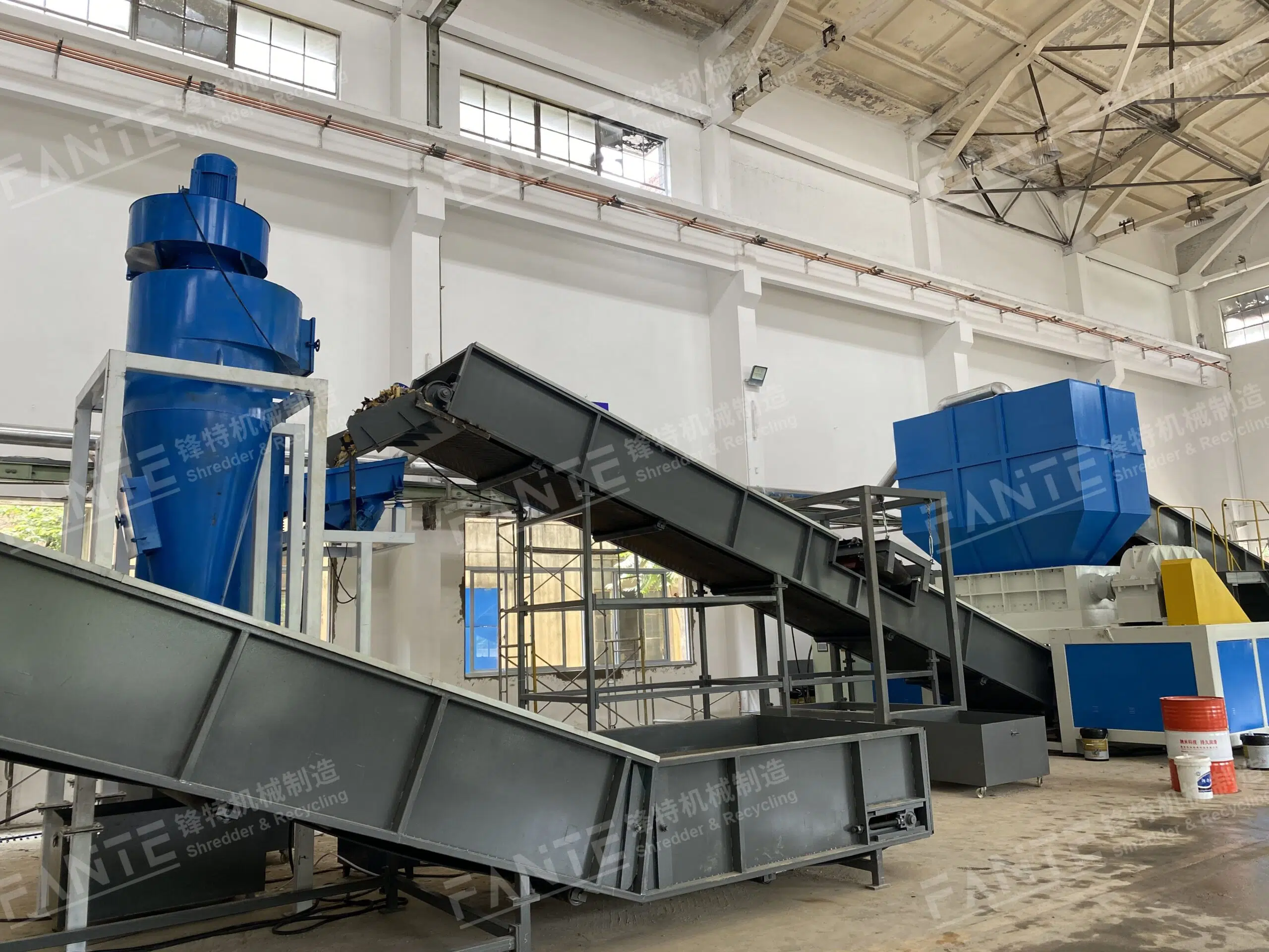 Industrial waste shredder for municipal solid waste, packaging waste, textiles, plastics and other mixed industrial materials.