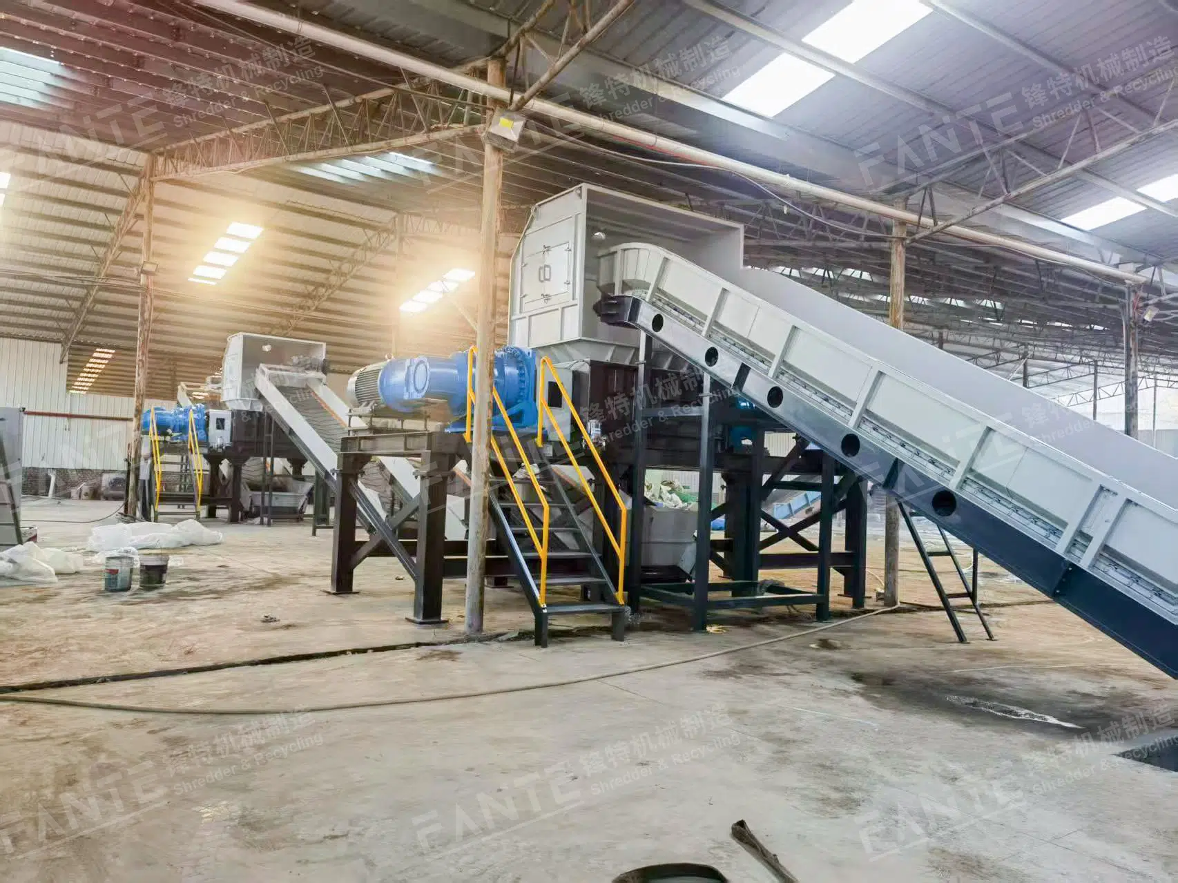 Shredder for handling municipal waste